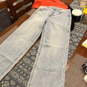 American Eagle light wash boyfriend cut jeans. Size 6.